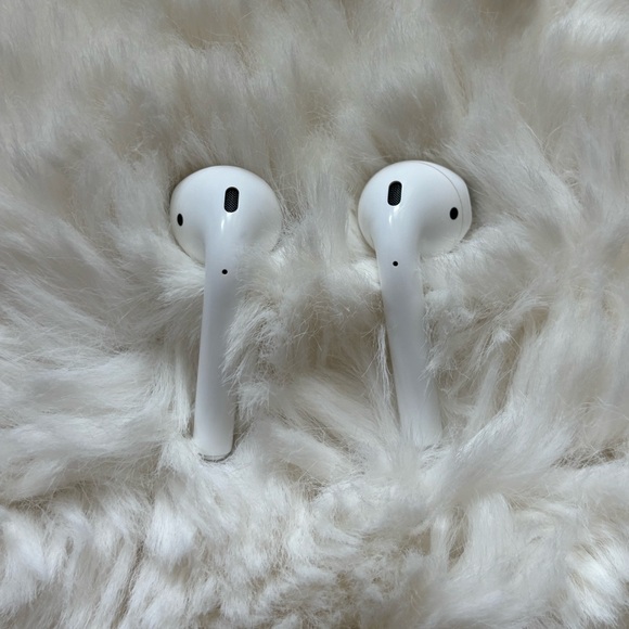 AirPods 2nd Gen Wireless Earbuds with Charging Case and Cable - Picture 10 of 12